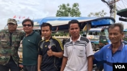 ບັນດານັກຂັບລົດຕຸກຕຸກ ໃນນະຄອນຫລວງວຽງຈັນ.