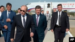 FILE - Dmitry Kozak (2-R), now deputy prime minister of Russia, is seen walking with President Vladimir Putin (2-L) at Belbek airport in Russia-annexed Crimea, Aug. 13, 2014. Kozak is also on Spain's list of suspects tied to organized crime.