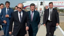 Президент России Владимир Путин и высокопоставленный представитель Кремля Дмитрий Козак, второй справа (архивное фото)