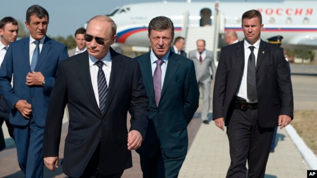 Президент России Владимир Путин и высокопоставленный представитель Кремля Дмитрий Козак, второй справа (архивное фото)