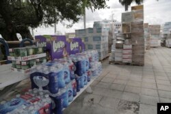 Suministros para ayudar a damnificados del huracán Dorian, listos para ser enviados en Fort Lauderdale, Florida. Septiembre 4 de 2019. AP.