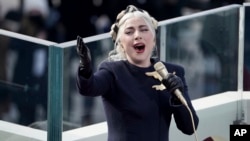 Lady Gaga menyanyikan lagu kebangsaan "Star Spangled Banner" dalam upacara pelantikan Joe Biden dan Kamala Harris, Rabu (20/1). 