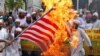 مسلمانان بنگلادش پرچم امریکا را به آتش کشیدند