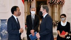 美国国务卿布林肯（右二）12月13日在雅加达总统府与印度尼西亚总统佐科威（左一）举行会谈。（美联社）