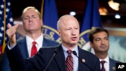 Depite Mike Coffman (R-Kolorado), ki te gen avèk li Depite Jeff Denham (R-Kalifòni, agoch) ak Depite Carlos Curbealo (R-Flo, a dwat) te bay yon konferans pou laprès nan Kongrè a nan Washington, mèkredi 27 jen 2018 la, aprè yon pwopozisyon-lwa sou imigrasyon Repibliken yo te patwone te echwe nan Chanm Depite a ki anba kontwòl yo.