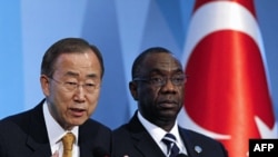 BM Genel Sekreteri Ban Ki Moon ve konferansın genel sekreteri Cheick Sidi Diarra