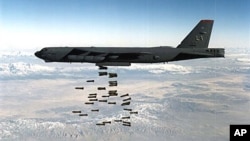 미국 국방부가 공개한 B-52 전략폭격기의 폭탄 투하 장면. (자료사진)