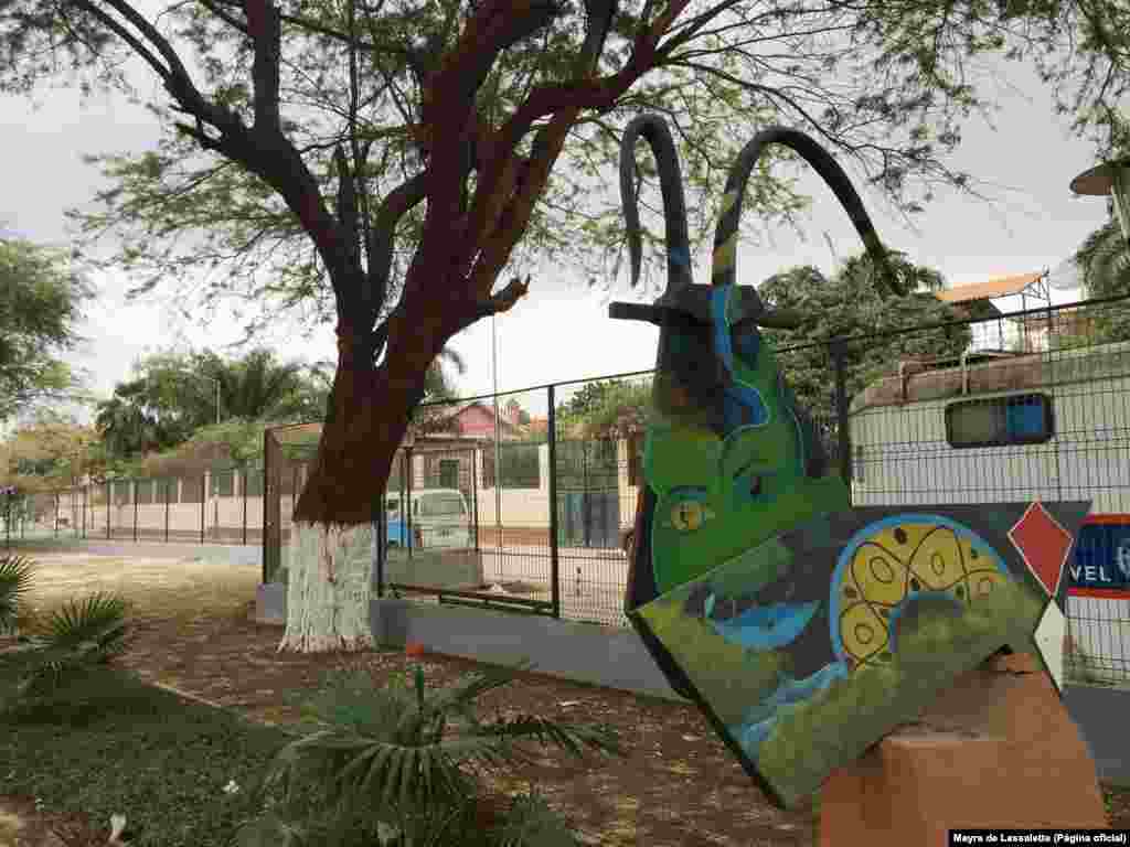Palancas estilizadas expostas no Jardim da Unidade Africana de Luanda, projeto da Fundação Arte e Cultura