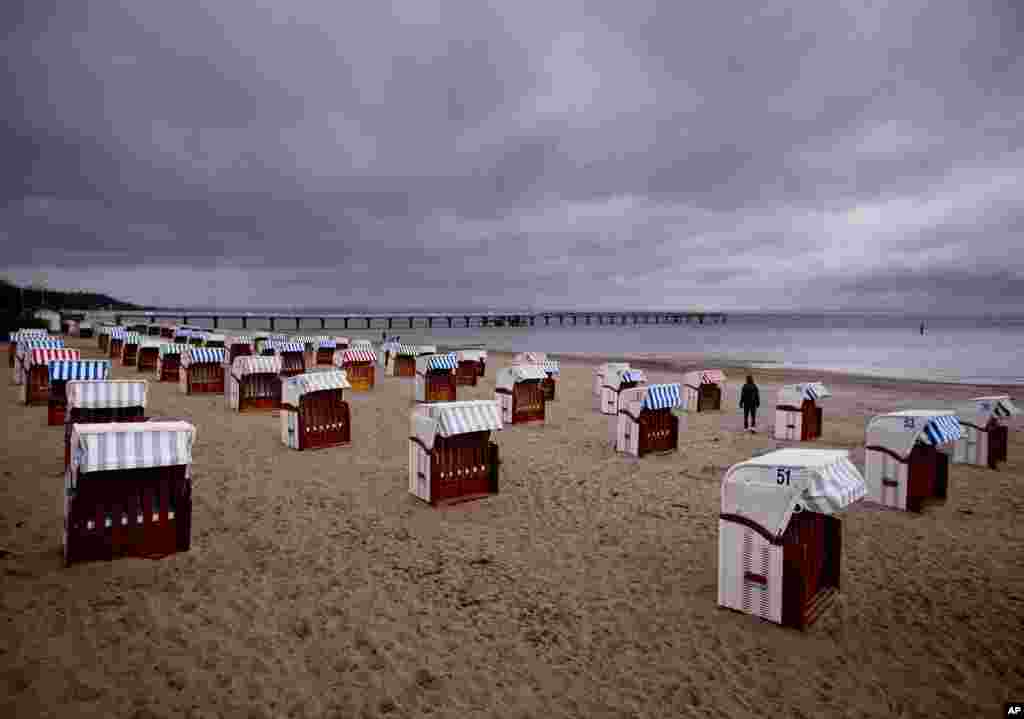 កៅអីទំនេរនៅឆ្នេរសមុទ្រ Baltic Sea នៅទីក្រុងមាត់សមុទ្រ Timmendorfer Strand របស់ប្រទេសអាល្លឺម៉ង់ ក្នុងពេលមានអាកាសធាតុត្រជាក់ខ្លាំង។