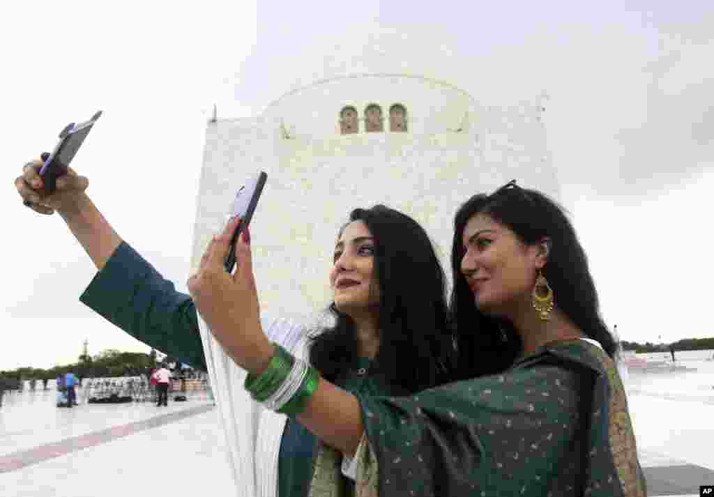 دو زن پاکستانی در حال گرفتن سلفی در محل یادبود محمدعلی جناح بنیانگذار پاکستان. این کشور سالروز استقلال خود را جشن می گیرد.&nbsp;
