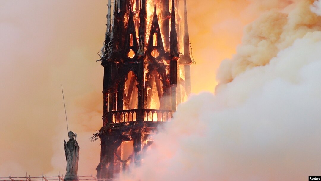 Upaya petuga pemadam kebakaran menyelamatkan menara Katedral Notre Dame dari kobaran api mengalami kegagalan.