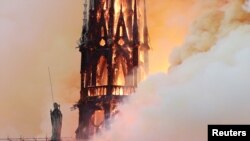 Upaya petuga pemadam kebakaran menyelamatkan menara Katedral Notre Dame dari kobaran api mengalami kegagalan.