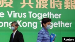 Pemimpin Eksekutif Hong Kong Carrie Lam mengenakan masker saat menggelar konferensi pers di Hong Kong, 8 April 2020. 