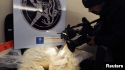 Seorang fotografer merekam tangkapan 110 kg kokain, 27 November 2010, sebagai ilustrasi. (Foto: Reuters)