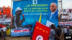 Les partisans du PPRD passent devant une affiche du président congolais Joseph Kabila lors d'un rassemblement à Kinshasa, le 29 juillet 2016.