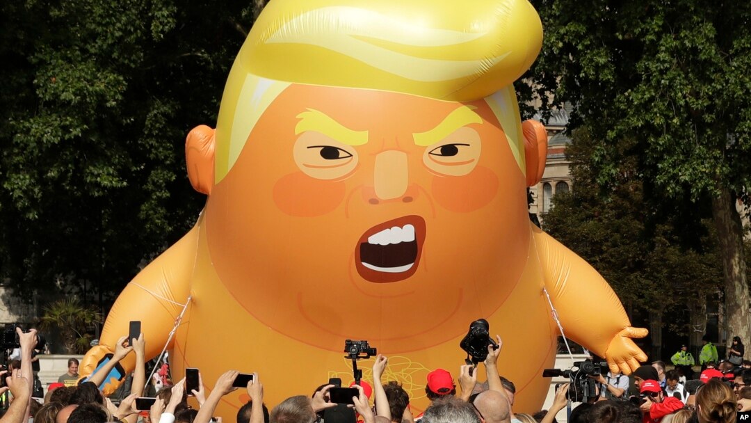 Balon udara setinggi 6 meter yang melambangkan "Bayi Trump" dibawa para demonstran dalam protes anti kunjungan Presiden Trump di Parliament Square, London, Jumat (13/7).