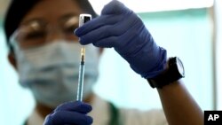 Tư liệu- Một nhân viên y tế chuẩn bị một liều vaccine Pfizer ở Trung tâm Y tế ở Tokyo, ngày 17/2/2021.