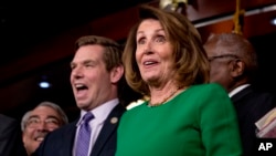 La líder minoritaria de la Cámara Nancy Pelosi de California, acompañada por el representante GK Butterfield, DN.C., y el representante Eric Swalwell, D-Calif., hablaban en una conferencia de prensa sobre Capitol Hill en Washington, el viernes, 24 de marzo de 2017.