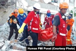 Tim PMI mengevakuasi mayat perawat RS Ananta Pura, Palu, Kamis 4 Oktober 2018 (Courtesy - Humas PMI Pusat)