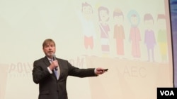 Tom Moyes, a project director of the Mekong Business Initiative of ADB, speaks at the “Fintech” forum in Phnom Penh, Cambodia, Tuesday May 09, 2017. (Khan Sokhummono/VOA Khmer)