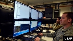 美國空軍人員2019年3月9日訓練發動網絡攻擊（美國空軍照片）