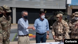 El embajador de Estados Unidos en Colombia, Philip Goldberg, entregó 20 vehículos tipo ASV M1117 al Ejército Nacional. El ministro de defensa, Diego Molano, recibió las llaves de las tanquetas. [Foto: cortesía del Ministerio de Defensa de Colombia]