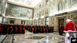 Ðức Giáo Hoàng phát biểu trước các vị hồng y tại điện Vatican trước khi đáp trực thăng và bay tới nơi nghỉ dưỡng, ngày 28/2/2013. 
