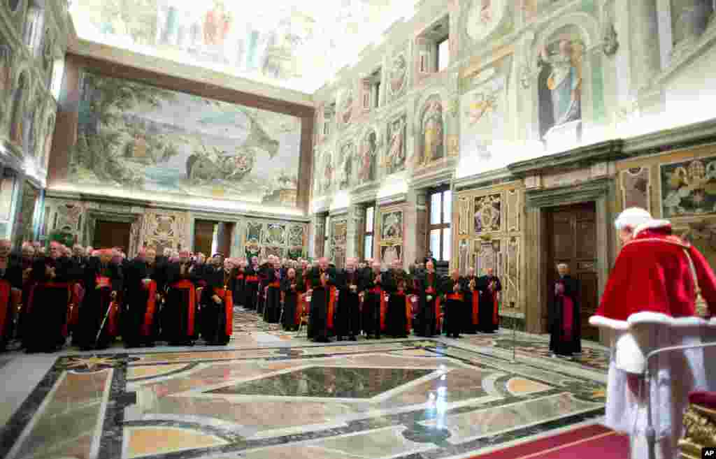在这张梵蒂冈报纸发表的照片中教宗本笃2月28日在梵蒂冈与枢机主教举行最后一次告别会。