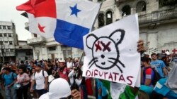 Centenares de personas protestaron contra los legisladores panameños a quienes acusan de ser corruptos.