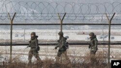 북한의 3차 핵실험 직후인 지난 14일 판문점 인근 지역을 순찰하는 한국군 병사. (자료사진)