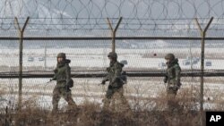 Tentara Korea Selatan berpatroli di sepanjang pagar perbatasan berkawat duri di zona demilitarisasi Panmunjom, Paju, Korea Selatan (Foto: dok). Korut mengancam akan mengabaikan kesepakatan gencatan senjata dengan Korsel apabila Korsel meneruskan latihan perangnya dengan AS, Selasa (5/3).