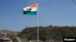 Le drapeau indien flotte à la frontière avec le Myanmar.