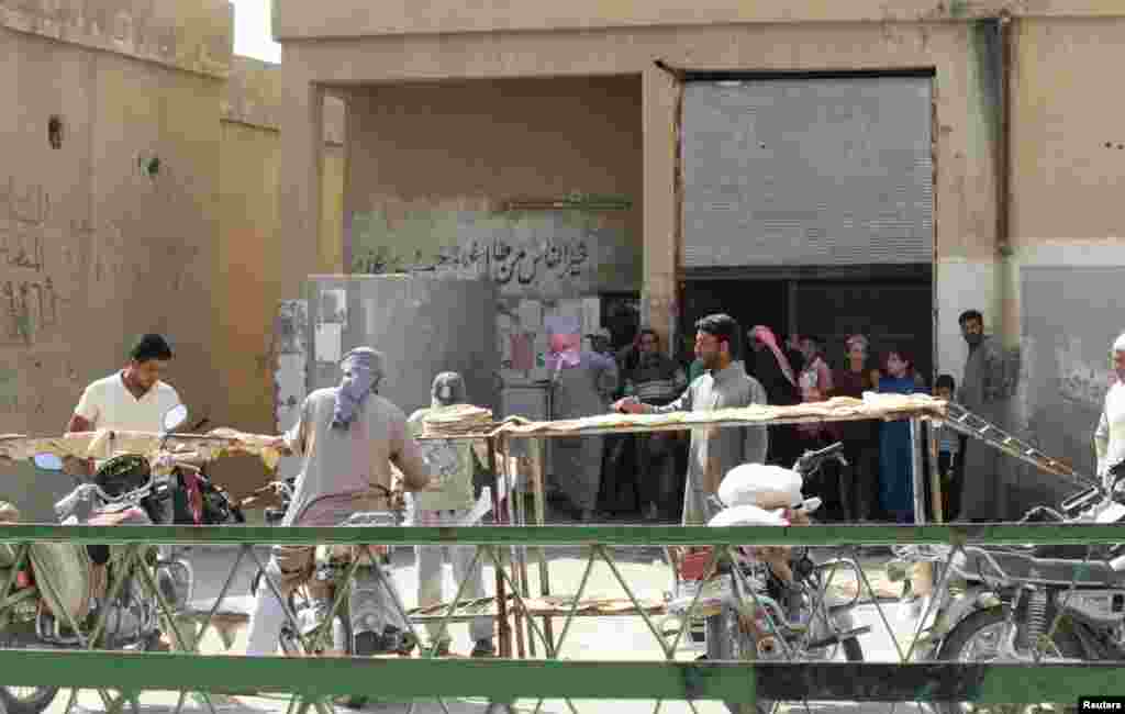 Residents buy bread in Tel Abyad town on the Syrian-Turkish border, Raqqa countryside, Sept. 24, 2014.