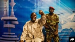 Le général Kwame Lougue de l’armée, au centre, dans les studios de la télévision d'Etat après la chute du président Blaise Compaoré à Ouagadougou, Burkina Faso, 2 novembre 2014. (AP /Theo Renaut) 