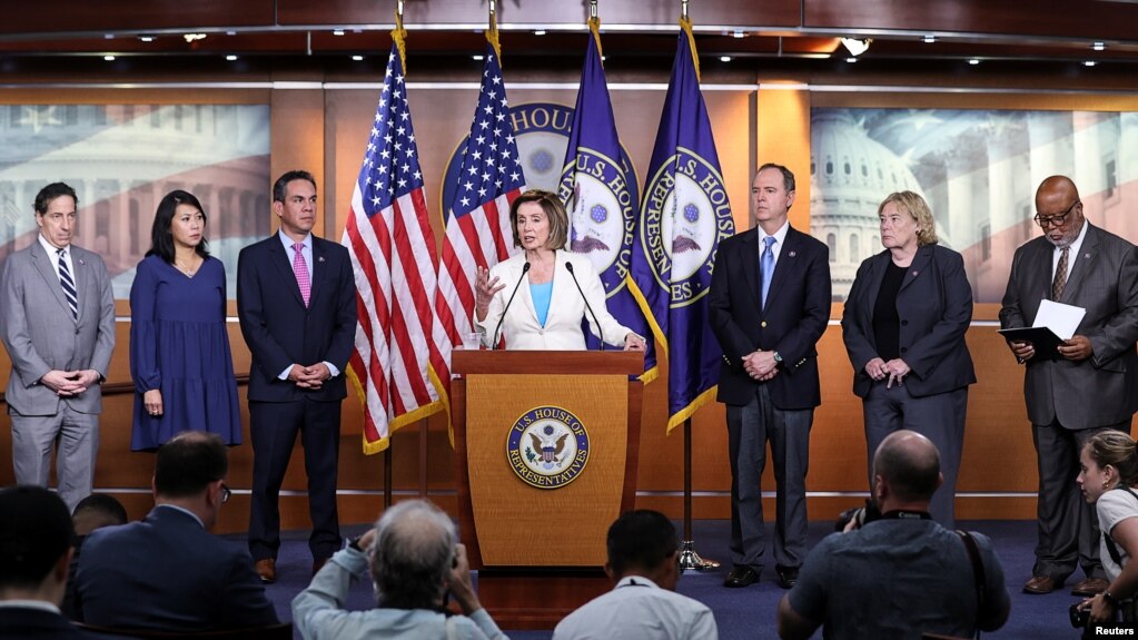 Chủ tịch Hạ viện Hoa Kỳ Nancy Pelosi loan báo bổ nhiệm các thành viên ủy ban đặc tuyển điều tra vụ tấn công Điện Capitol ngày 6 tháng 1 trong một cuộc họp báo ở Washington, ngày 1 tháng 7, 2021. Dân biểu Stephanie Murphy (thứ hai, từ trái) là một trong các thành viên.