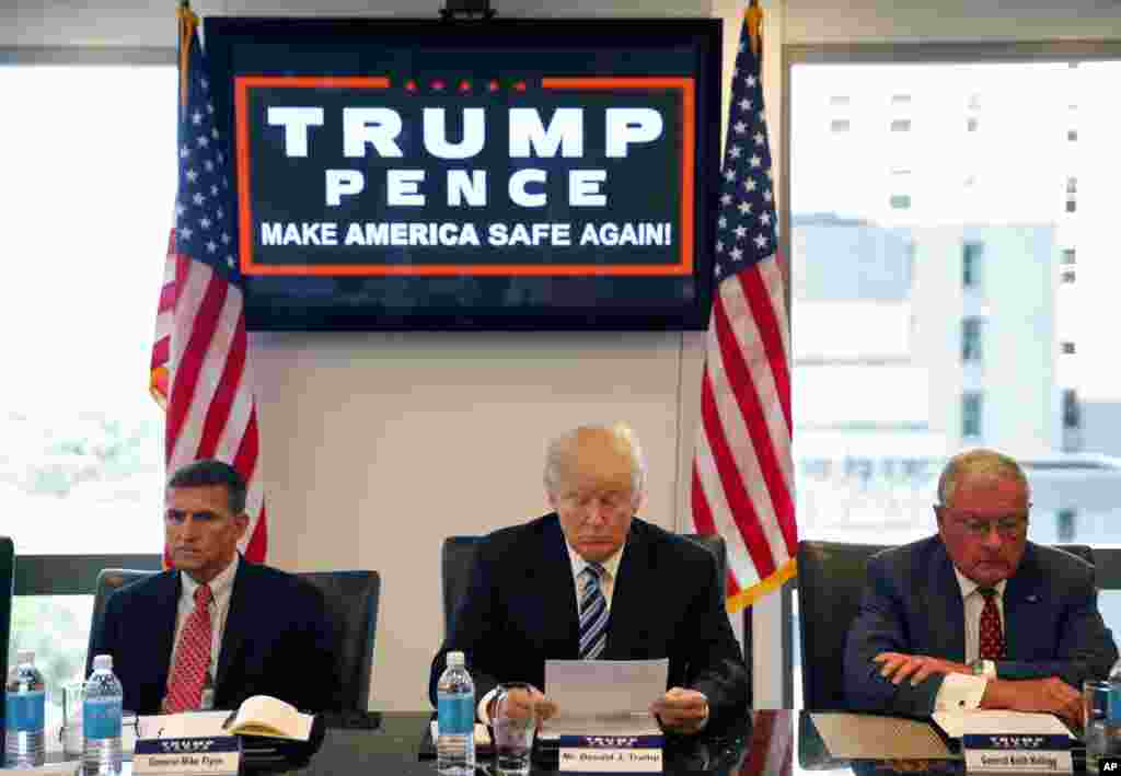 川普及其支持者美国退役中将弗林（左）、退役中将凯洛格等人在圆桌会议上讨论国家安全（2016年8月17日）。