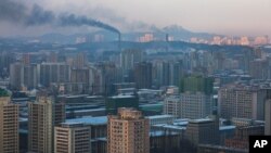 북한 평양의 공장에서 솟아오르는 연기. (자료사진)