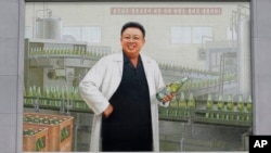 Une peinture murale représentant le leader nord-coréen Kim Jong Il, à Pyongyang, le 26 juillet 2017.