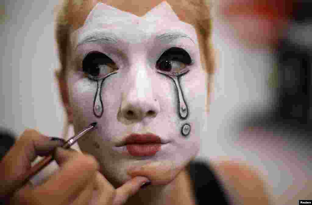 A model gets her face painted during Mulafest 2014 Festival of Urban Trends, at Ifema in Madrid, Spain, June 29, 2014.