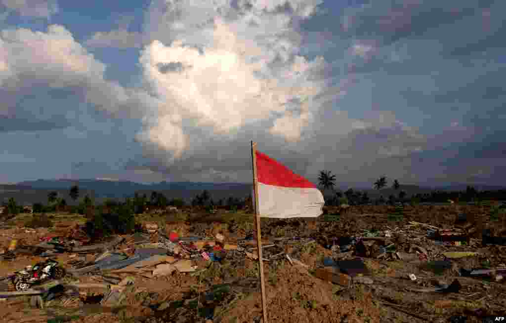 عکسی از پرچم اندونزی در روستایی در شهر پالو در جزیره سولاوسی در شمال اندونزی که درپی وقوع زمین لرزه و سونامی با خاک یکسان شد.