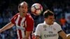 Diego Godin d’Atletico, à gauche, en duel aérien avec Pepe de Real Madrid au cours d’un match de la Liga espagnole entre Real Madrid et Atletico Madrid au stade Santiago Bernabeu à Madrid, 8 avril 2017.