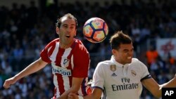 Diego Godin d’Atletico, à gauche, en duel aérien avec Pepe de Real Madrid au cours d’un match de la Liga espagnole entre Real Madrid et Atletico Madrid au stade Santiago Bernabeu à Madrid, 8 avril 2017.