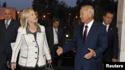 Amerika Davlat kotibasi Xillari Klinton Toshkentda prezident Islom Karimov bilan ko'rishmoqda, 22-oktabr, 2011-yil.
