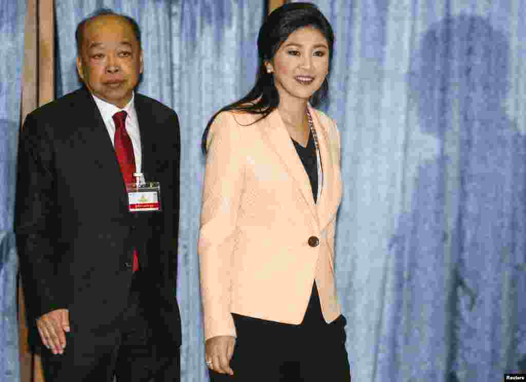 Thailand's Prime Minister Yingluck Shinawatra (R) and Deputy Prime Minister Surapong Tovichakchaikul arrive before a meeting with the Election Commission at the Royal Thai Air Force Academy in Bangkok, Apr. 30, 2014. 