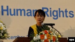 ၂၀၁၂ ခုနှစ်က ရန်ကုန်မြို့၊ Inya Lake ဟော်တယ်တွင်ကျင်းပသည့် နိုင်ငံတကာ လူ့အခွင့်အရေးနေ့အခမ်းအနားတွင် မိန့်ခွန်းပြောနေ သည့် ဒေါ်အောင်ဆန်းစုကြည်။ ဒီဇင်ဘာ ၁၀၊ ၂၀၁၂။