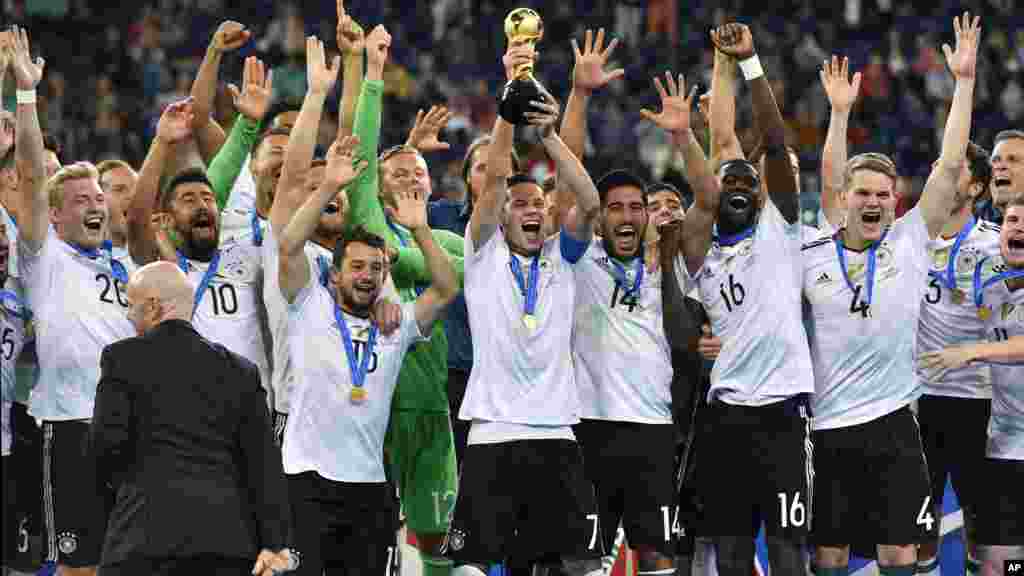 Joie de l&#39;équipe allemande après leur victoire en finale de la Coupe des Confédérations au stade de Saint-Pétersbourg, en Russie, le 2 juillet 2017.