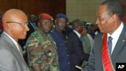 Rais wa Burkina Faso Blaise Compaore alipokutana na na aliyekuwa mgombea urais wa Guinea 2010 Cellou Dalein Diallo huko Conakry Guinea.