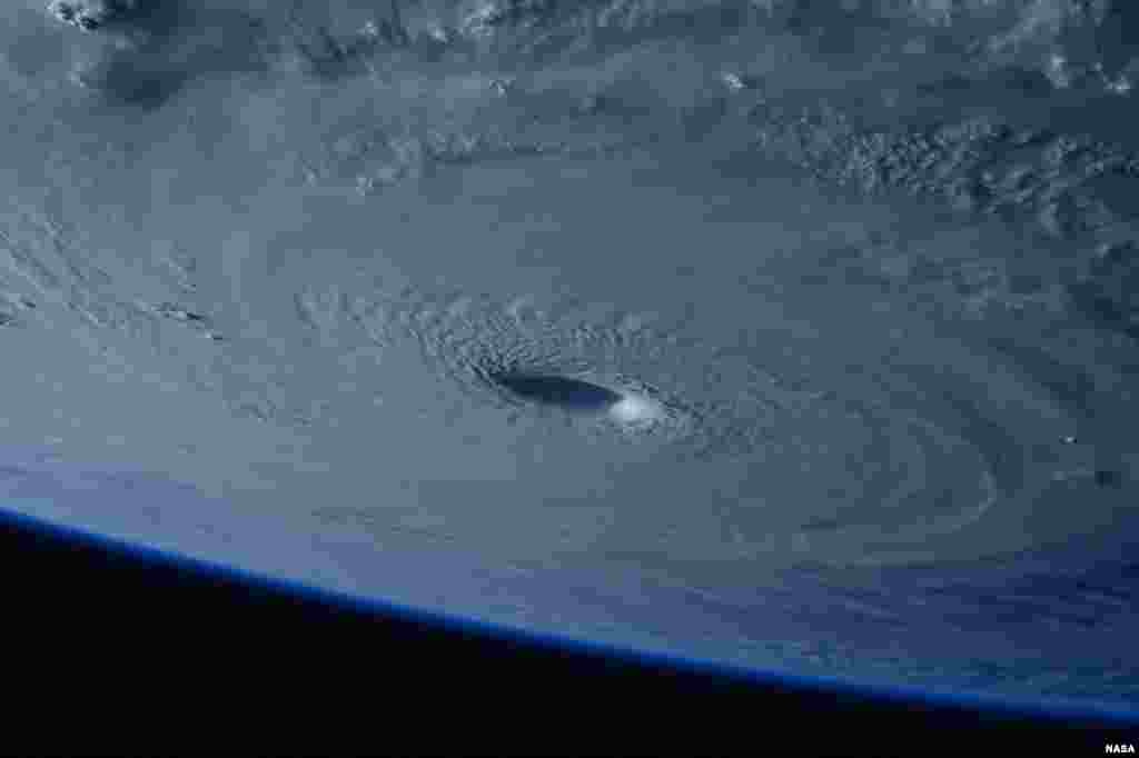 Phi hành gia Samantha Cristoforetti của Cơ quan Không gian châu Âu chụp bức hình bão nhiệt đới Maysak khi đang bay bên trên từ Trạm Không gian Quốc tế. 