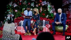 拜登总统夫妇访问华盛顿的国家儿童医院，第一夫人吉尔·拜登与患者朗读《雪宝的圣诞夜》(2021年12月24日)