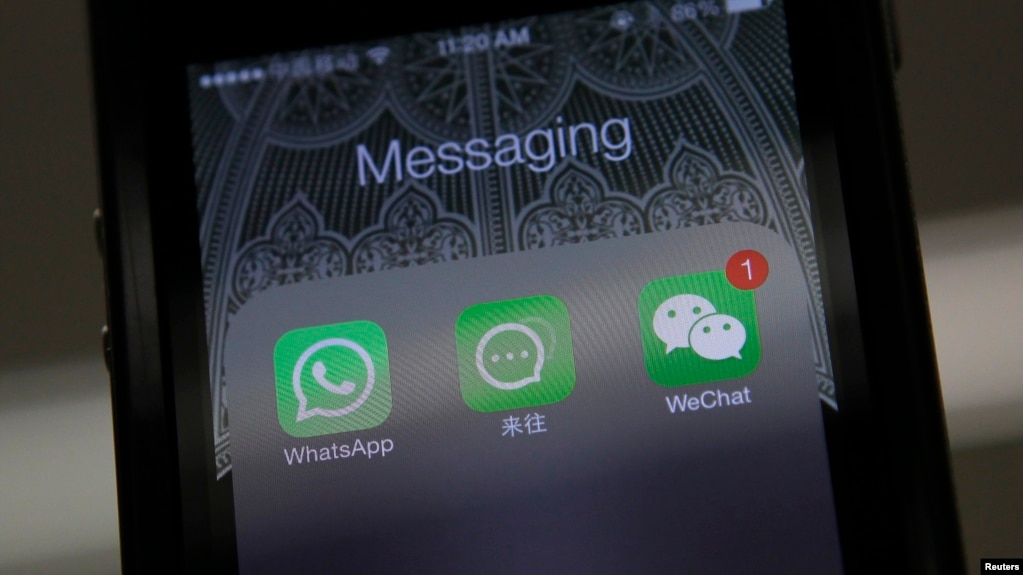 Whatsapp、阿里巴巴的来往和微信的图标并列在北京拍摄的一只手机上。（2014年2月24日）